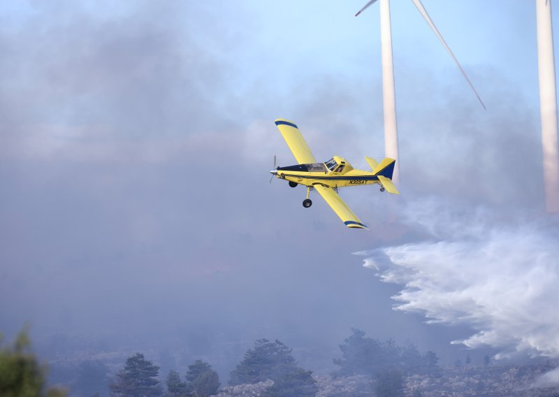 FOTO Bjesni požar kod Mostara, vatrena stihija opasno se približava kućama