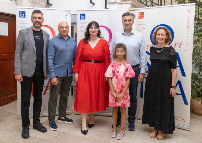 Andrej Plenković u Dubrovniku uživao u najdražem društvu; na predstavu stigao s Milom