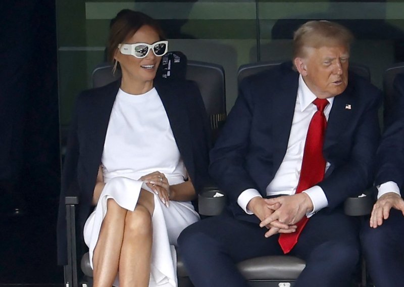 Elegantni stajling Melanije Trump pao u drugi plan zbog otkačenih sunčanih naočala