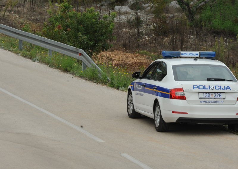 Pijan i bez vozačke izazvao sudar; teško ozlijedio mopedista pa bježao s mjesta nesreće