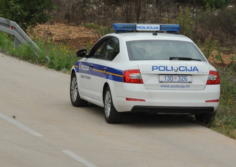 Sudar automobila i teretnog vozila u naselju Ivanska: Dvije osobe ozlijeđene