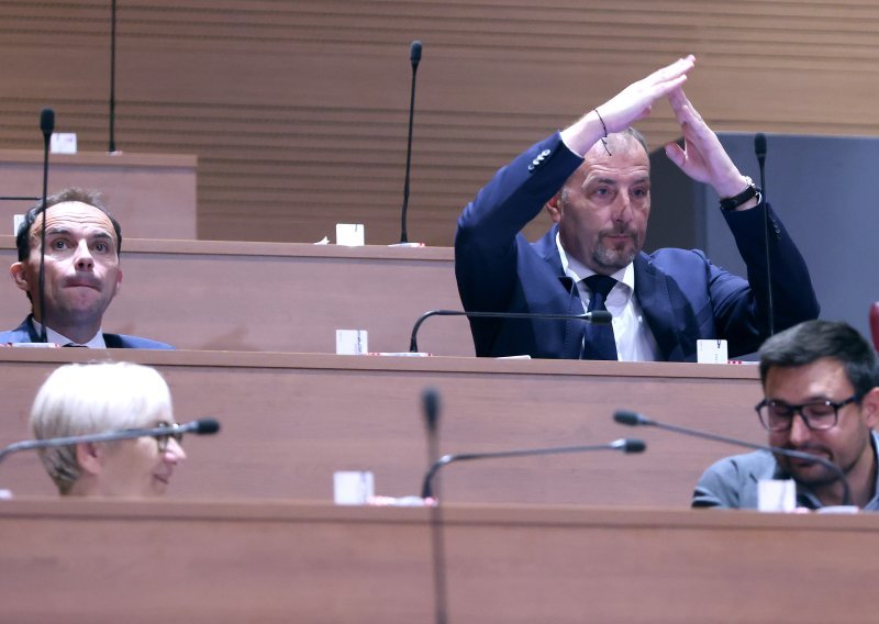 Paus traži trajektnu liniju za Susak i Unije, Puljak reguliranje rada noćnih klubova