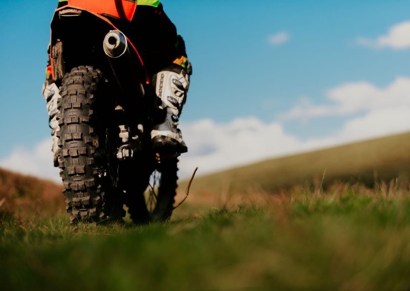 Mladi Srbin pokazivao tri prsta vozeći se na motoru, bit će protjeran iz Hrvatske