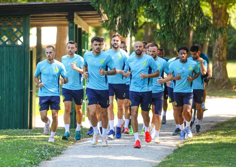 Boban nastavlja 'čistiti' svlačionicu Dinama; poznat je i klub u koji odlazi veznjak Modrih?