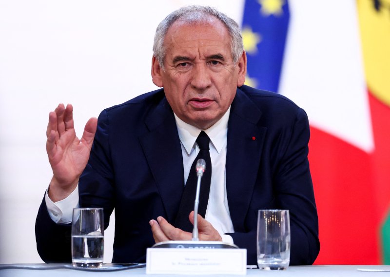Francuski premijer ima prijedlog kako 'zakrpati' javne financije: Ukinuti dva državna praznika