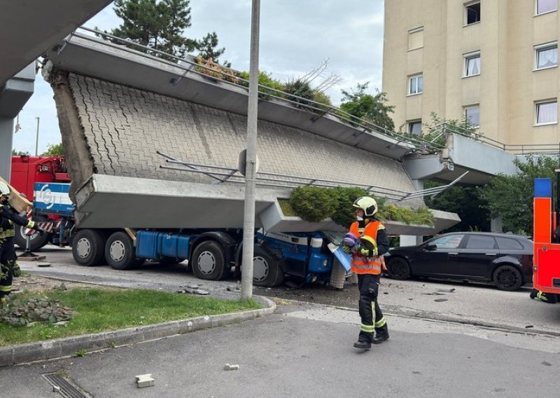 Srušio se most u Austriji: Kamion zarobljen, najmanje dvije osobe ozlijeđene