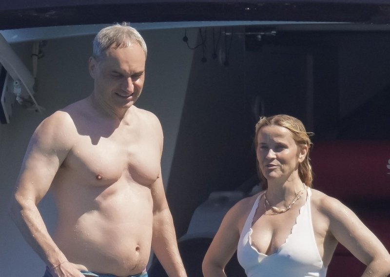 Reese Witherspoon snimljena s novim partnerom: Pali su poljupci na skupocjenoj jahti