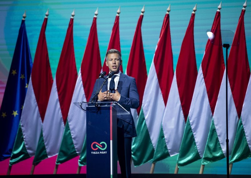 Glavni Orbanov izazivač započeo predizbornu turneju u kanuu