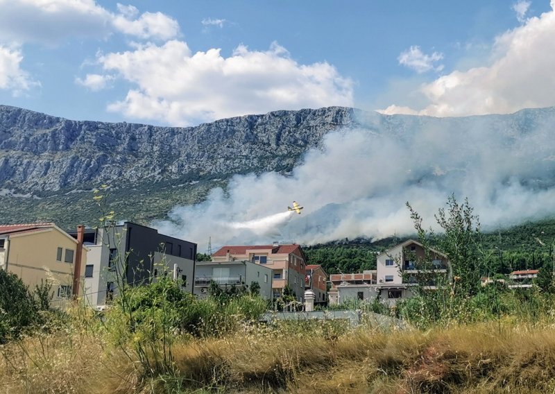Veliki požar kod Kaštela: U pomoć stigla tri kanadera, policija već otkrila krivca