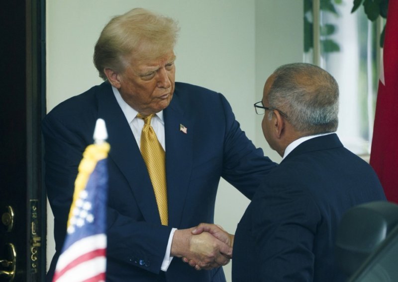 Fotografi ulovili čudnovatu pojavu na Trumpovoj ruci: Liječnik otkrio što se događa