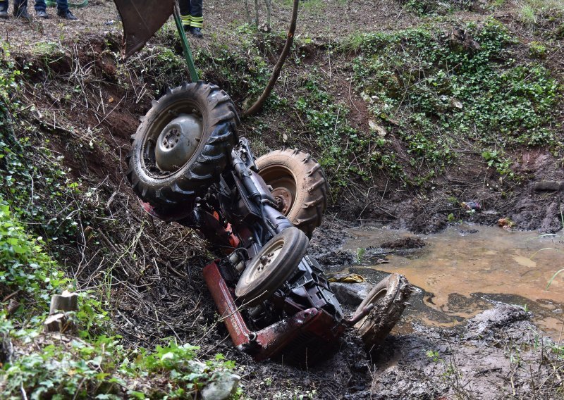 Teška prometna nesreća: Preminuo nakon što ga je priklještio traktor