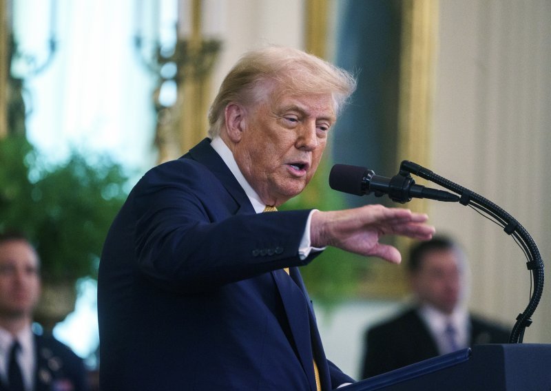 Trump završio kod liječnika; pregledan zbog oticanja nogu i modrica na rukama