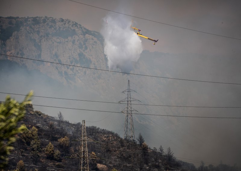 Požar u Kaštel Sućurcu lokaliziran ali nije ugašen, vatrogasci dežuraju drugu noć