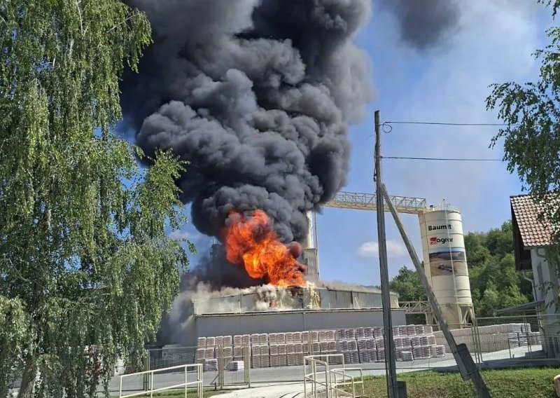 Gori tvornica kod Daruvara: Nema ozlijeđenih, šteta je ogromna