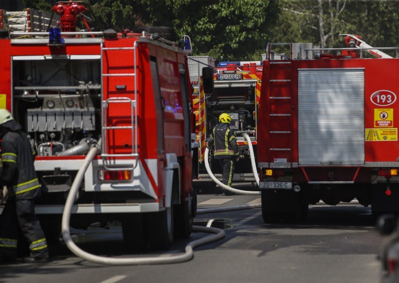 Požar u splitskom naselju Kopilica lokaliziralo 12 vatrogasaca