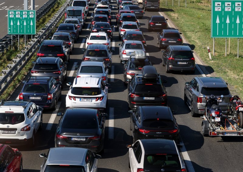 Pojačan promet na većini dionica, ponegdje se vozi u kolonama. Na A1 uočen pješak