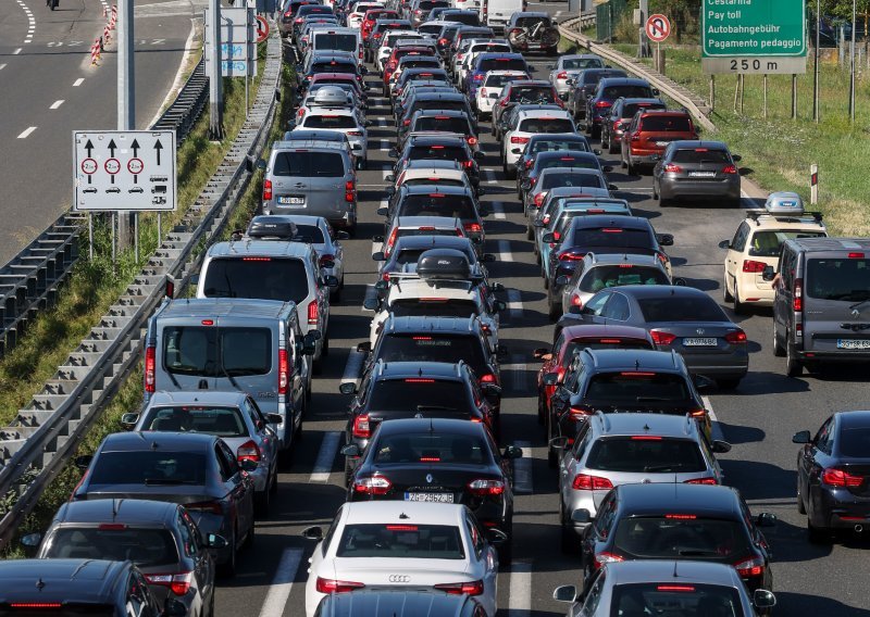 Pojačan promet u smjeru mora, na čvoru u Zagrebu kolona duga sedam kilometra