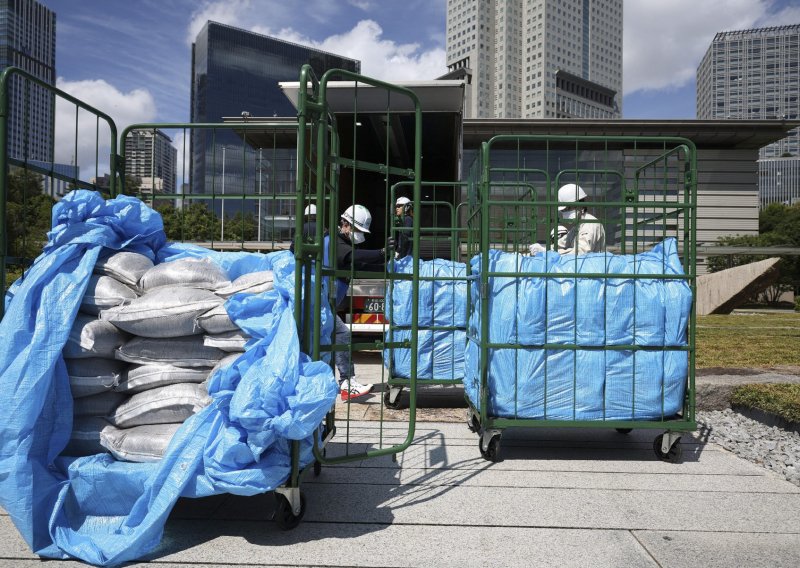 U ured japanskog premijera dostavljene vreće s radioaktivnom zemljom iz Fukushime