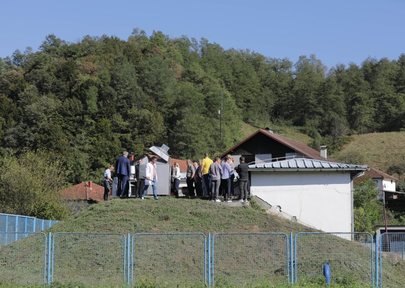 Aktivisti postavili 'radioaktivnu' bačvu ispred veleposlanstva RH u Sarajevu