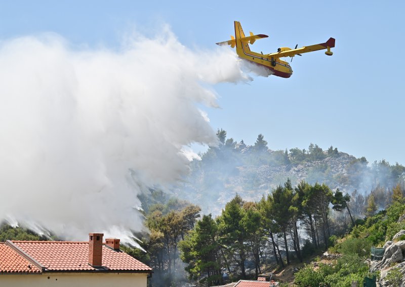 Izbio požar kod Vranskog jezera, zatraženi kanader i airtractor