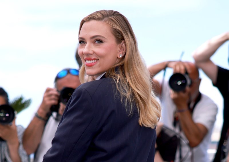 Scarlett Johansson koristi jeftin proizvod zbog kojeg izgleda bar 10 godina mlađe