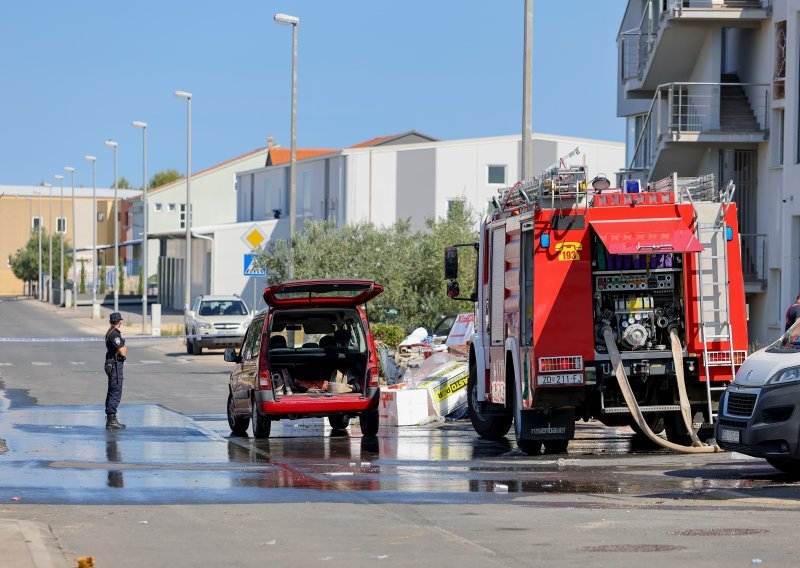 Požar u zadarskoj poduzetničkoj zoni izazvao plamen iz susjednog dvorišta