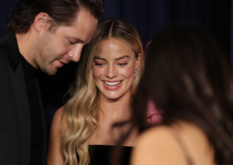 Margot Robbie uhvaćena u rijetkim trenutcima nježnosti na balkončiću u Italiji