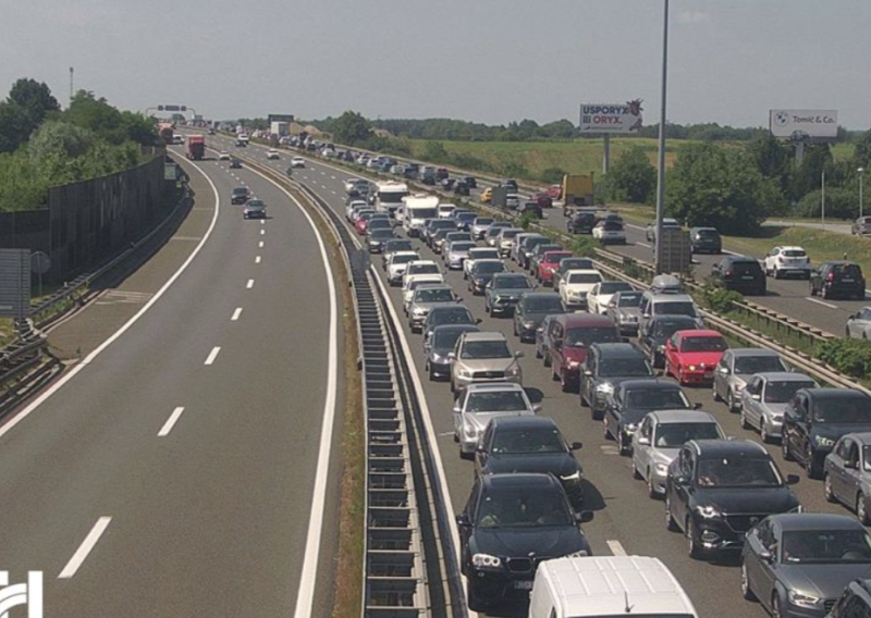 Gužve na cestama: Vozi se u kolonama, usporen promet na A3 zbog nesreće