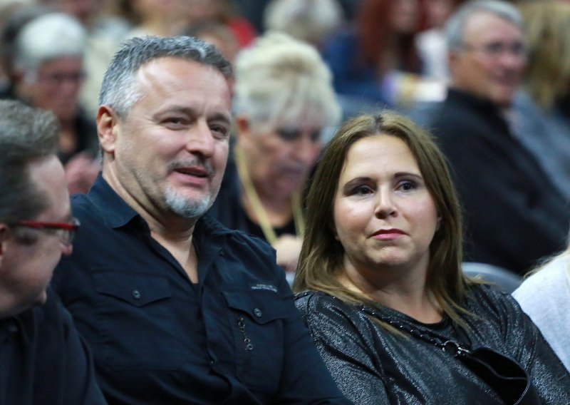 Dok se Thompson priprema za novi koncert, njegova supruga Sandra uživa s prijateljicama