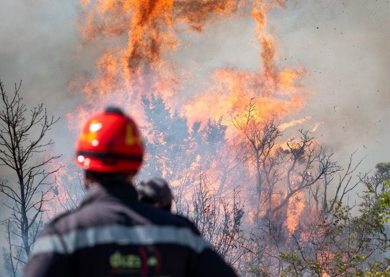 Veliki požar kod Kistanja: Gase ga četiri kanadera i air traktori