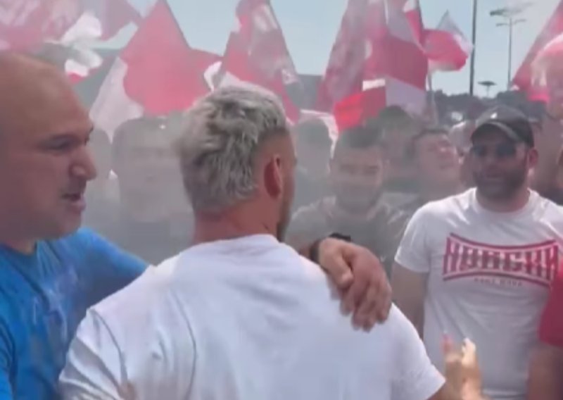 Najskuplje pojačanje u povijesti Zvezde sletjelo u Beograd; stotine navijača oduševio tetovažom na ćirilici