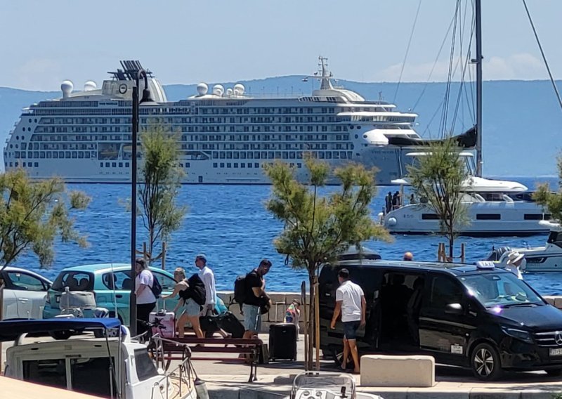 Najveći plutajući stambeni kompleks usidrio se ispred hrvatskog otoka