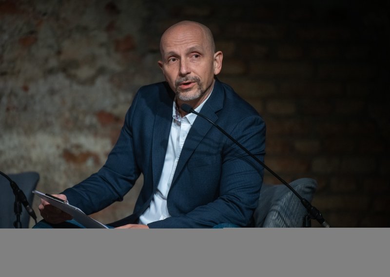 Aleksandar Stanković oglasio se o toplesu i užario društvene mreže