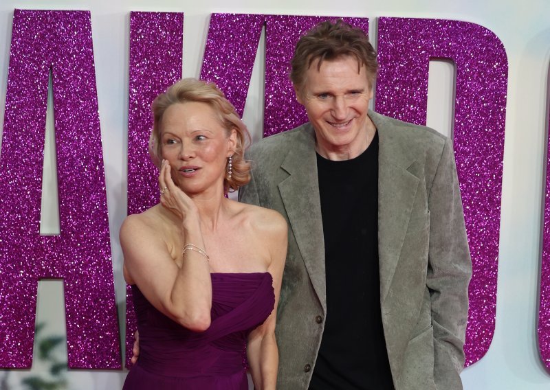 Iako ga je Pamela Anderson pred svima poljubila, Liam Neeson čini se i nije baš sretan