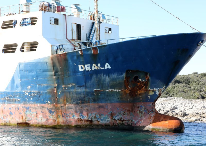 Raški zaljev: Brod 'Deala' dotegljen u plutajući dok, nema onečišćenja mora