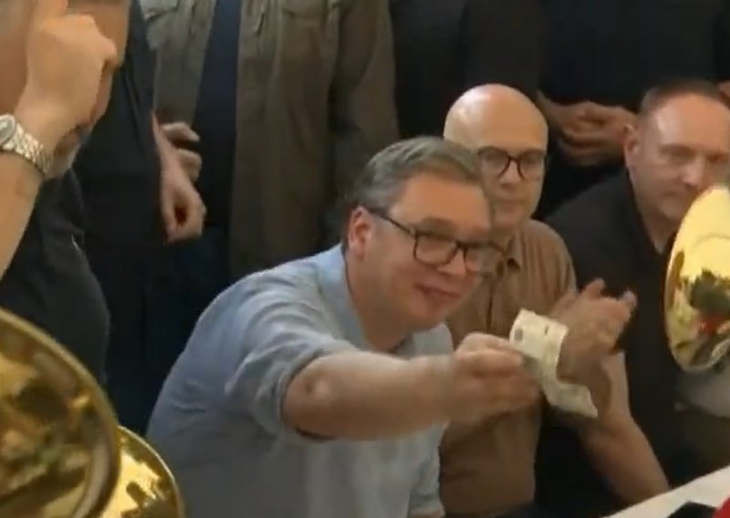 Terevenka na autocesti: Vučić popio pivo pa uz četničku pjesmu kitio trubače