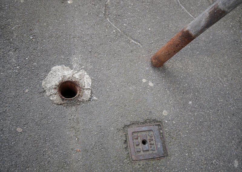 Bizarno: Netko je iščupao gomilu prometnih znakova i bacio ih pored ceste