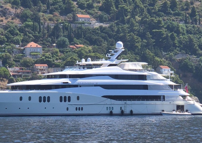 Ispred Dubrovnika usidrena jahta od 78 metara: Za 680.000 eura tjedno i vi možete na njoj ploviti