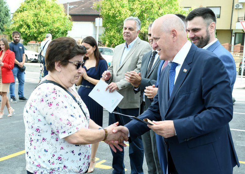 Ministar Bačić u Sisku uručio ključeve privremenih stanova: 'Bit će svjedok jednog vremena