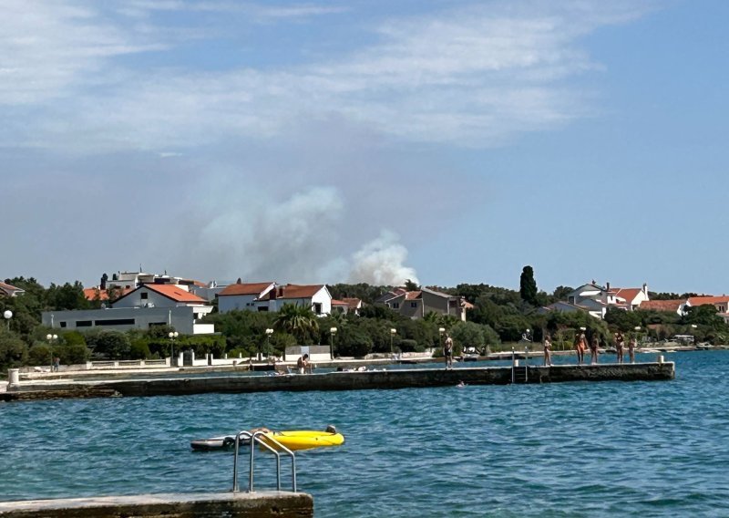 Planuo požar na deponiju u Diklu u Zadru: Vatra se brzo širi