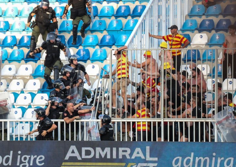 Kaos na europskoj utakmici u Srbiji. Neredi u gradu i na stadionu, čuli se pucnjevi, ima ranjenih