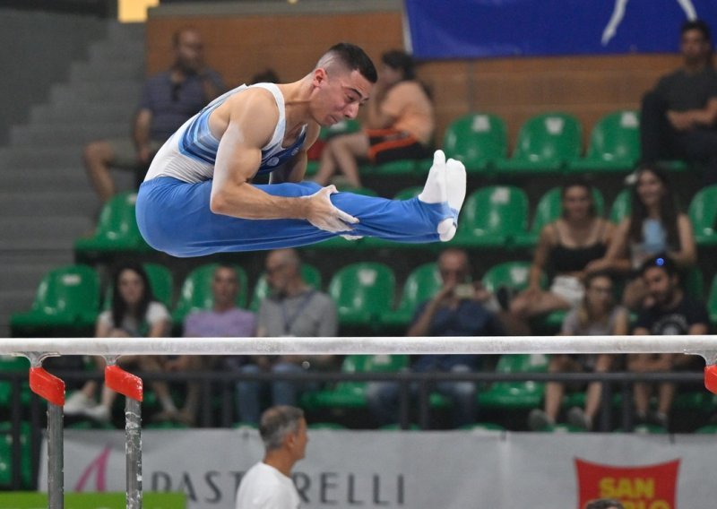 Talijanski gimnastičar doživio stravičan pad na Univerzijadi. Kolege se od šoka povukle s natjecanja
