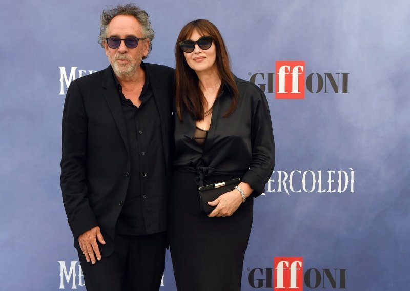 Elegancija u crnom: Monica Bellucci blista u zagrljaju slavnog redatelja
