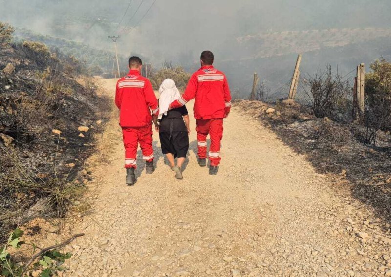 Albanija u plamenu: Zbog požara evakuirano 2000 ljudi, troje ozlijeđeno