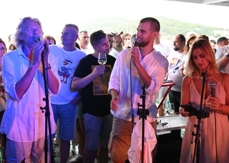 Pjesma je krenula prema Veloj Luci: Trajektom se ori Oliver Dragojević