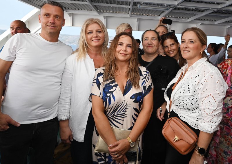 Dok se Thompson priprema za Sinj, njegova supruga krenula je trajektom prema Veloj Luci