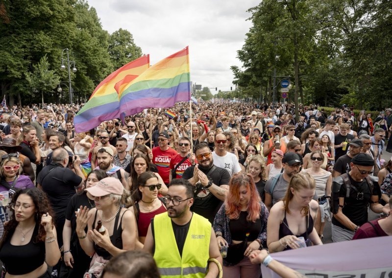 Stotine tisuća ljudi na Berlin Prideu, više nego proteklih godina