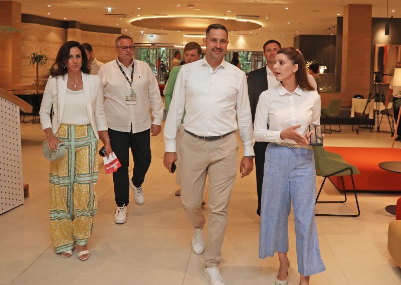 Supruga našeg ministra ovog se ne odriče: Zarine hlače i hit cipele nose se više sezona