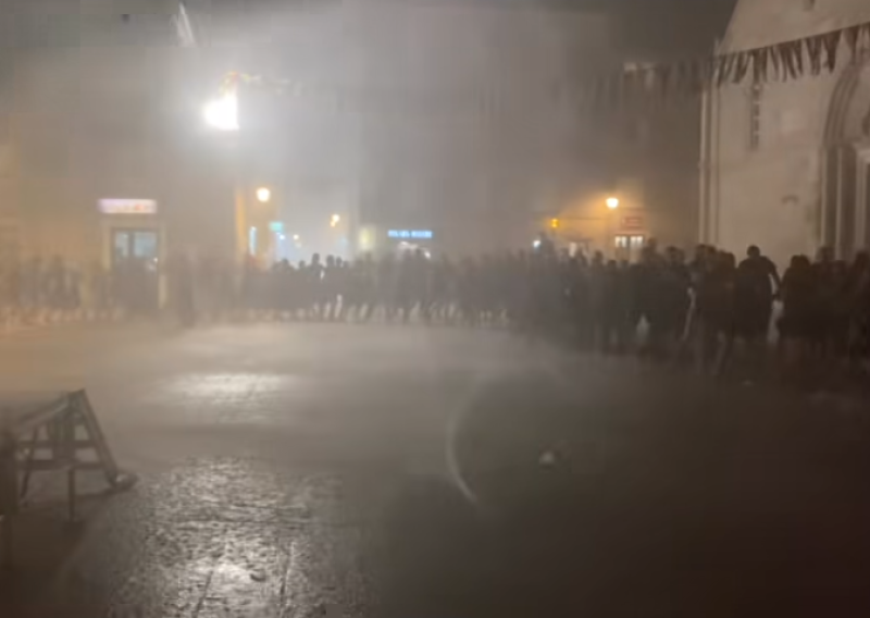 Ni kiša ih nije spriječila u očuvanju tradicije: Pogledajte ples i veselje na Paškom karnevalu