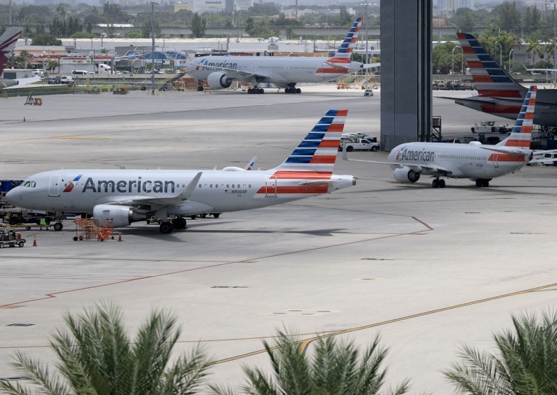 Boeing prekinuo polijetanje zbog mehaničkih problema. Izbio je i požar, putnici bježali preko tobogana